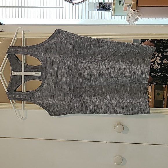 lululemon athletica Tops - Lululemon Atletica Active Top, Color Gray, Size 6 🙂🙂🤩🤩